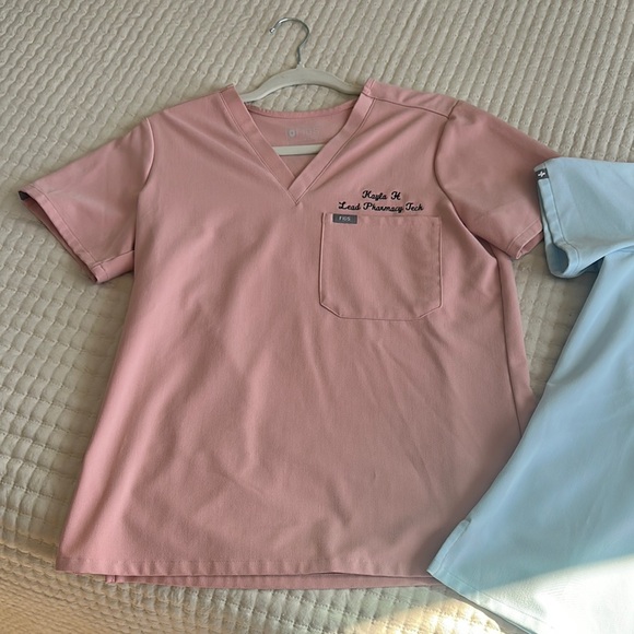 FIGS Catarina 1 pocket Pink and Blue Scrub Tops - Picture 2 of 4
